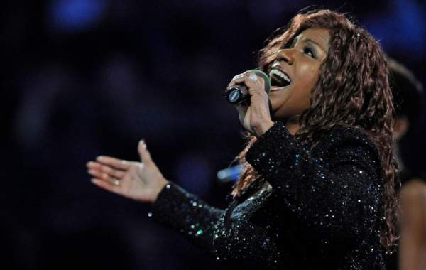 Il ne s'agit pas des performances vocales de Gloria Gaynor, mais plutôt du fonctionnement de ta bouche.