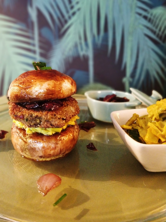 Mini-burger végétalien qui respecte les bonnes associations alimentaires.